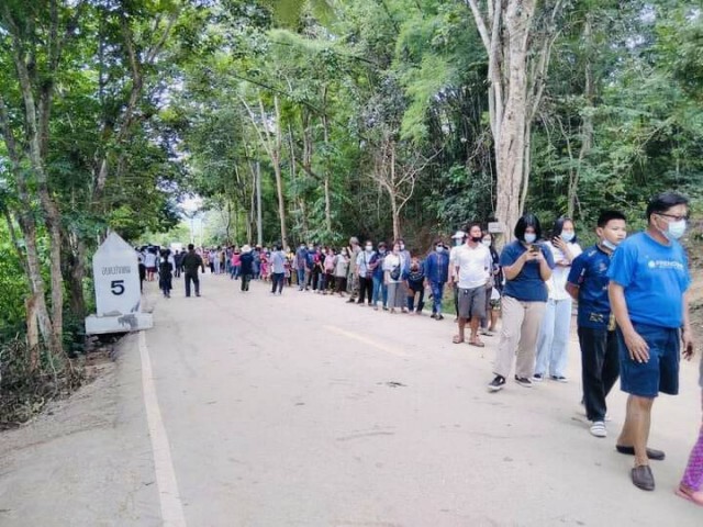 นทท.แห่ชมสกายวอร์คเชียงคานช่วงวันหยุดชดเชยวันสงกรานต์