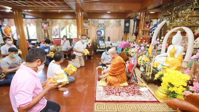 เสริมดวงบารมี วันมงคล เสาร์ 5 แห่ฝังตระกรุดทองคำท้องแขน "หลวงพ่ออ๊อด"