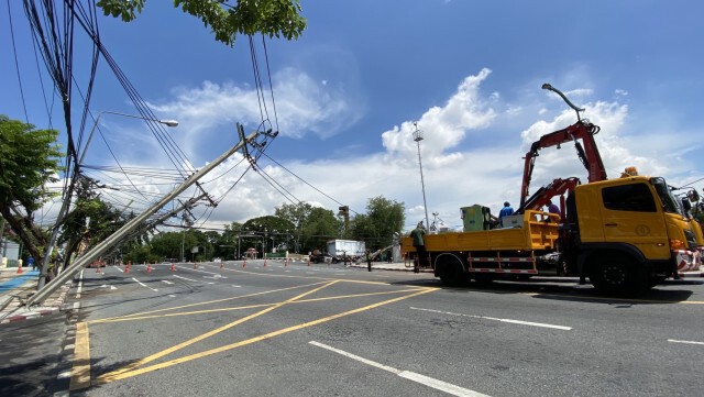 อิทธิพลฟ้าฝนโค่นมะขามร้อยปี แยกวัดเบญฯ ดึง 9 เสาไฟระเนระนาด