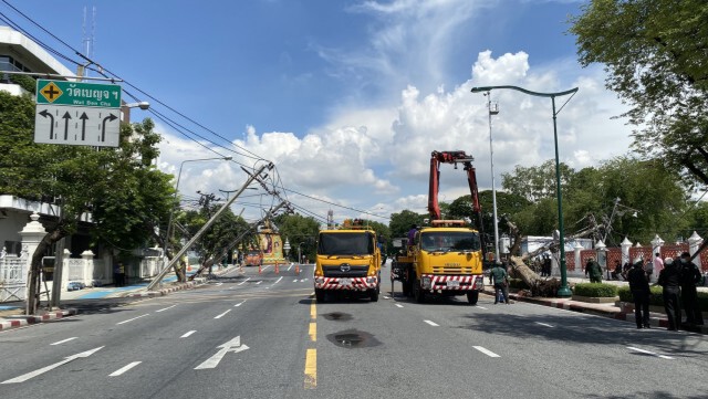 อิทธิพลฟ้าฝนโค่นมะขามร้อยปี แยกวัดเบญฯ ดึง 9 เสาไฟระเนระนาด