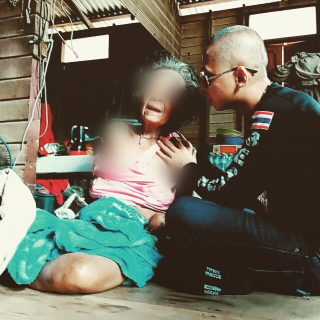 หนุ่มนักบุญนั่งเรือเข้าช่วยหญิงชราแผลกดทับ หลังทนทรมานนานหลายปี ลั่น ค่ารักษาทั้งหมดผมจ่ายเอง