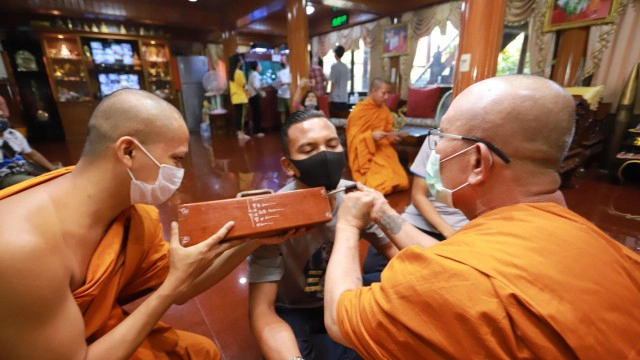 เสริมดวงบารมี วันมงคล เสาร์ 5 แห่ฝังตระกรุดทองคำท้องแขน "หลวงพ่ออ๊อด"