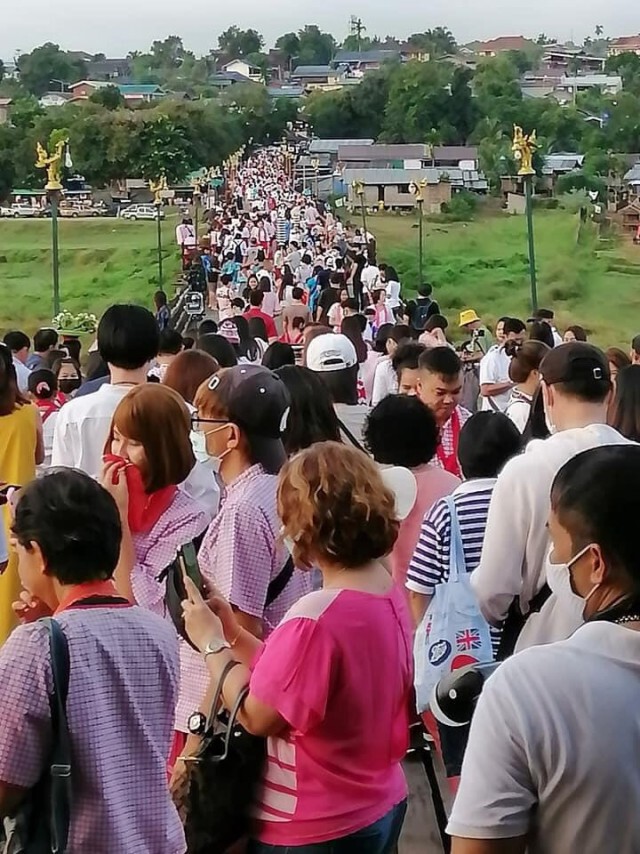 นักท่องเที่ยวแห่ชมสะพานไม้สังขละบุรี ผู้ว่าฯกาญจน์สั่งเฝ้าระวังโควิดจากเมียนมา