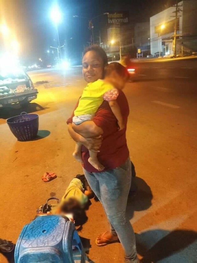 เวทนา 3 ชีวิตตกรถ แม่จูงลูกน้อยรออย่างไร้ความหวัง หนูน้อย 3 ขวบสุดทนหลับฟุบอยู่ริมถนน