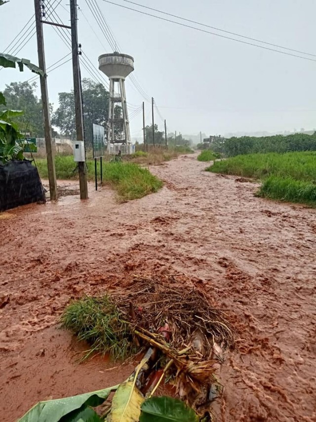 น้ำป่าสีแดงไหลทะลักท่วมหมู่บ้านในอำเภอพบพระ
