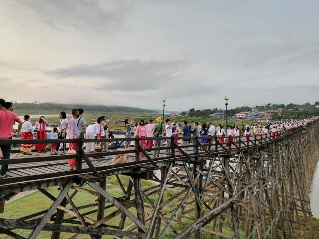 นักท่องเที่ยวแห่ชมสะพานไม้สังขละบุรี ผู้ว่าฯกาญจน์สั่งเฝ้าระวังโควิดจากเมียนมา