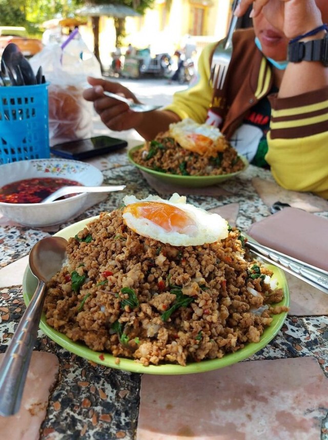 แห่แชร์พิกัด กะเพราเตาถ่านล้นจาน 25 บาท ชาวเน็ตคอนเฟิร์ม ว้าวทุกจาน