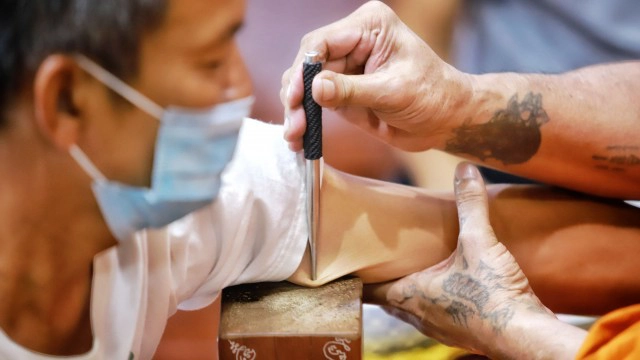 เสริมดวงบารมี วันมงคล เสาร์ 5 แห่ฝังตระกรุดทองคำท้องแขน "หลวงพ่ออ๊อด"