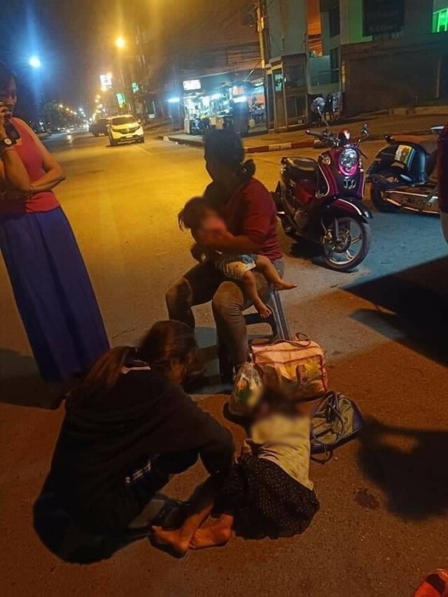 เวทนา 3 ชีวิตตกรถ แม่จูงลูกน้อยรออย่างไร้ความหวัง หนูน้อย 3 ขวบสุดทนหลับฟุบอยู่ริมถนน