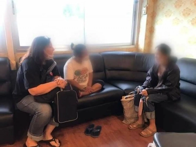 สุดรันทด แม่ป่วยเป็นโรคประสาทรู้ตัวเลี้ยงลูกไม่ไหว เดินทางหาตำรวจช่วยด้วย