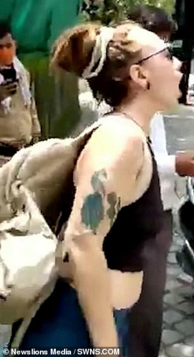 นักท่องเที่ยวต่างชาติแสดงพฤติกรรมก้าวร้าวใส่ตำรวจอินเดีย