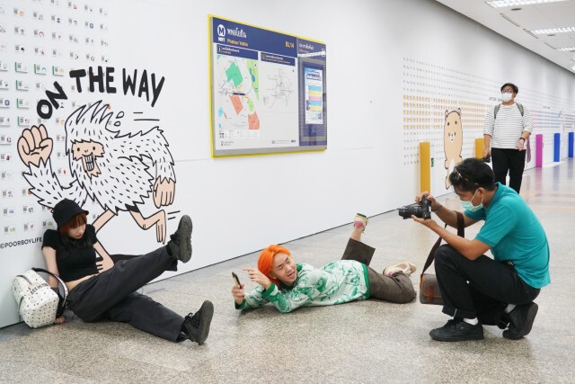 LINE เนรมิตอุโมงค์ MRT เปิดอาร์ตแกลอรี่โชว์ผลงานครีเอเตอร์