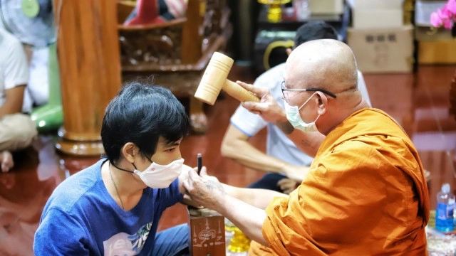 เสริมดวงบารมี วันมงคล เสาร์ 5 แห่ฝังตระกรุดทองคำท้องแขน "หลวงพ่ออ๊อด"