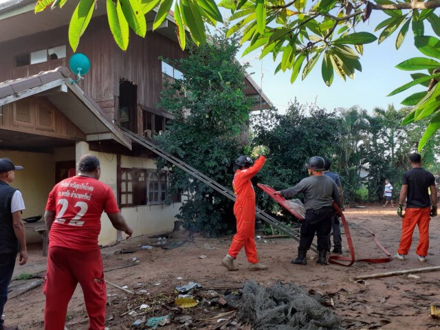 หนุ่มโคราชคลั่งจุดไฟเผาบ้านตัวเอง ญาติเผยขาดยาจิตเวช