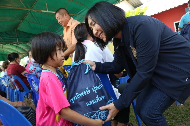 "กมธ.ดีอีเอส"มอบถุงยังชีพให้ชาวน่าน
