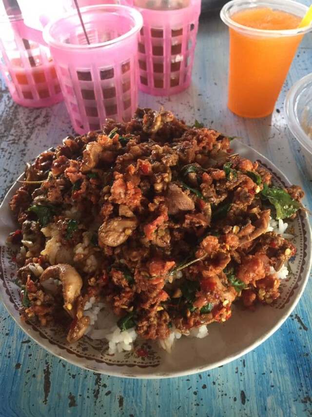 แห่แชร์พิกัด กะเพราเตาถ่านล้นจาน 25 บาท ชาวเน็ตคอนเฟิร์ม ว้าวทุกจาน