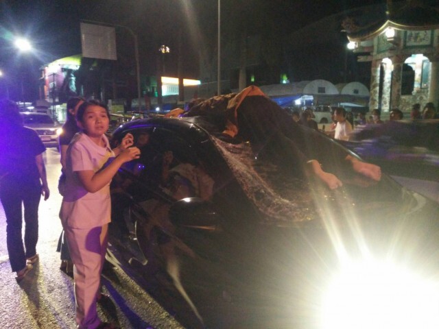 สาวข้ามถนนถูกชน กระเด็นตกใส่หน้ารถอีกคันที่ขับสวนทาง