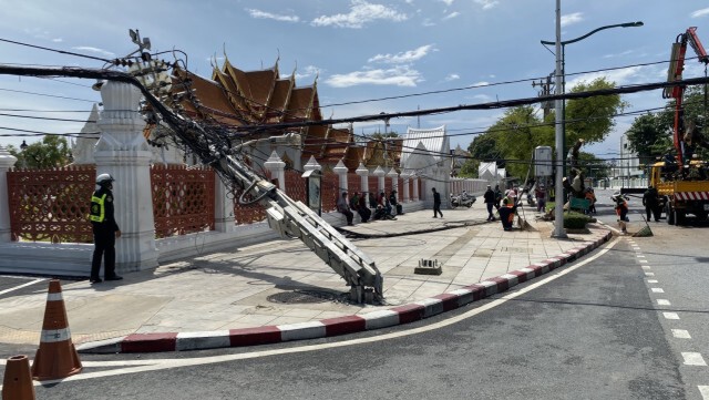 อิทธิพลฟ้าฝนโค่นมะขามร้อยปี แยกวัดเบญฯ ดึง 9 เสาไฟระเนระนาด