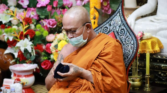 เสริมดวงบารมี วันมงคล เสาร์ 5 แห่ฝังตระกรุดทองคำท้องแขน "หลวงพ่ออ๊อด"