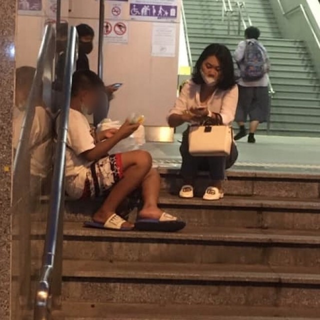 สาวเห็นเด็กชายนั่งขายขนมจีบ งงทำไมคุ้นหน้าดูชัดๆ ต้องรีบเข้าไปอุดหนุน