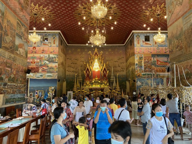  ไหว้หลวงพ่อพระใสและสักการะพระธาตุกลางน้ำกันคึกคัก