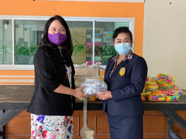 ศธ.เดินหน้ามอบความห่วงใย มอบสเปรย์แอลกอฮอล์ หน้ากากผ้า ให้ รร.ชายแดน