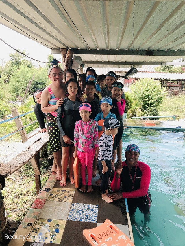 "ครูจุก" จิตอาสาสร้างสระว่ายน้ำ ให้เด็กๆออกกำลังกาย