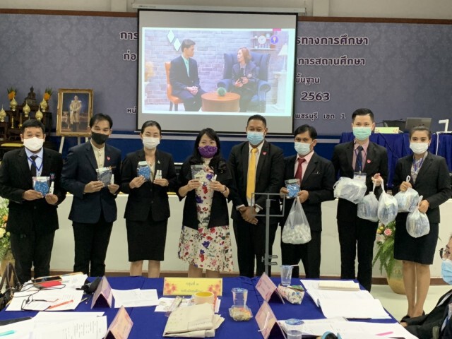 ศธ.เดินหน้ามอบความห่วงใย มอบสเปรย์แอลกอฮอล์ หน้ากากผ้า ให้ รร.ชายแดน