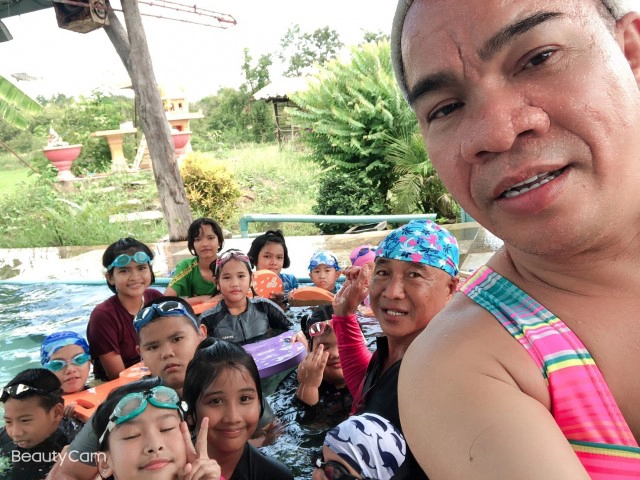 "ครูจุก" จิตอาสาสร้างสระว่ายน้ำ ให้เด็กๆออกกำลังกาย