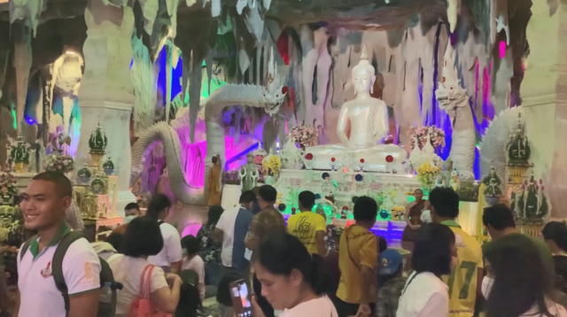 แห่ติดเกล็ดพญานาคที่ถ้ำวังพญานาคาธิบดี
