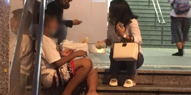 สาวเห็นเด็กชายนั่งขายขนมจีบ งงทำไมคุ้นหน้าดูชัดๆ ต้องรีบเข้าไปอุดหนุน