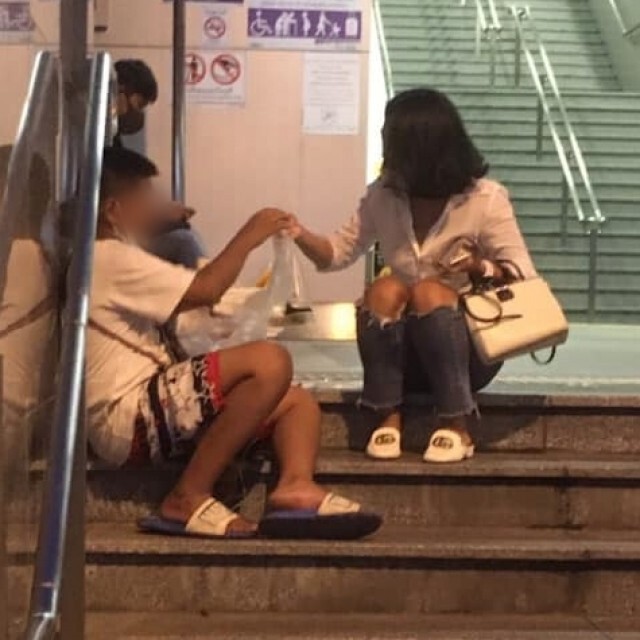 สาวเห็นเด็กชายนั่งขายขนมจีบ งงทำไมคุ้นหน้าดูชัดๆ ต้องรีบเข้าไปอุดหนุน