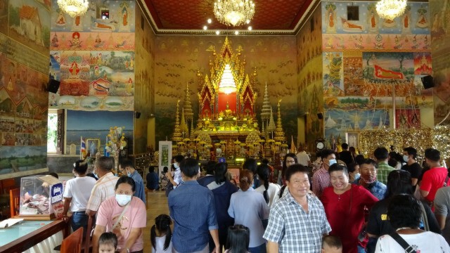 ไหว้หลวงพ่อพระใสและสักการะพระธาตุกลางน้ำกันคึกคัก
