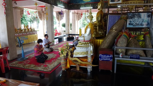  ไหว้หลวงพ่อพระใสและสักการะพระธาตุกลางน้ำกันคึกคัก