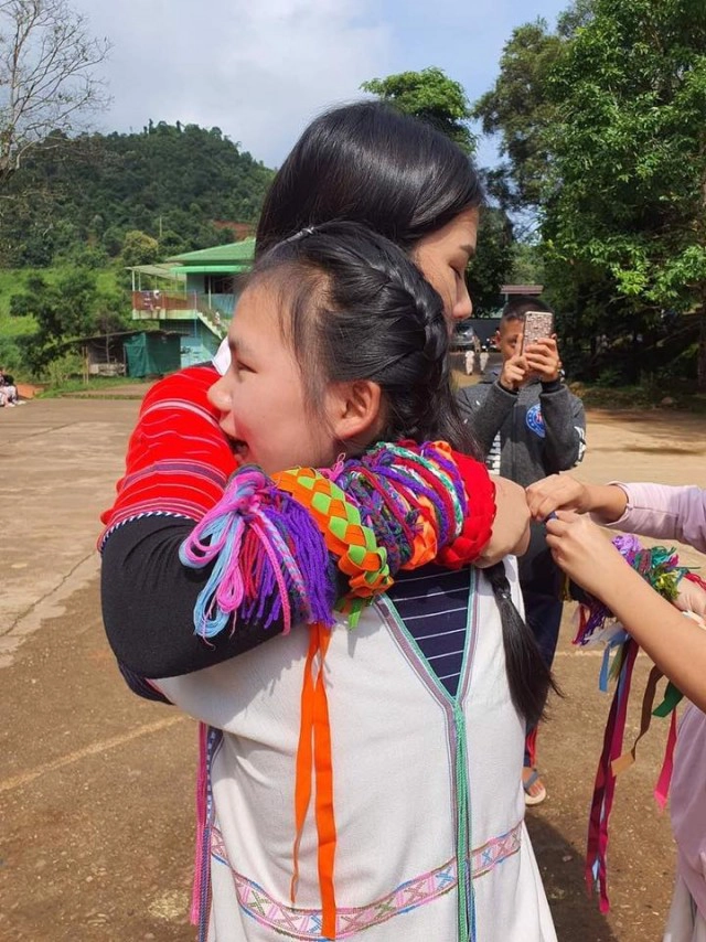 ครูสาวชายขอบ ย้ายไปสอนโรงเรียนใหม่นักเรียนทำซึ้ง มันคือน้ำตาความผูกพัน