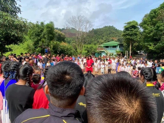 ครูสาวชายขอบ ย้ายไปสอนโรงเรียนใหม่นักเรียนทำซึ้ง มันคือน้ำตาความผูกพัน