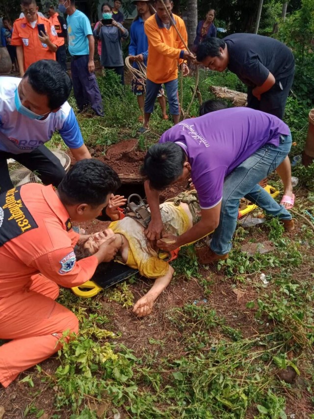 หญิงพลัดตกบ่อน้ำเก่าลึกกว่า 6 เมตร หลังฝนตกทำพื้นลื่น