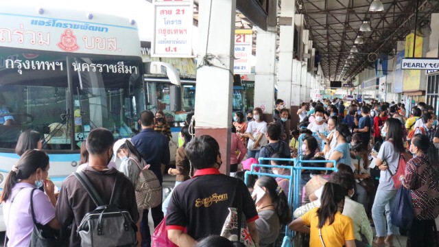 ขนส่งแน่นเจ้าหน้าที่ประกาศเตือนเว้นระยะห่างระวังโควิด 19