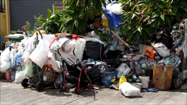 เพื่อนบ้านเก็บขยะกองเป็นภูเขา ชาวบ้านเดือดร้อน