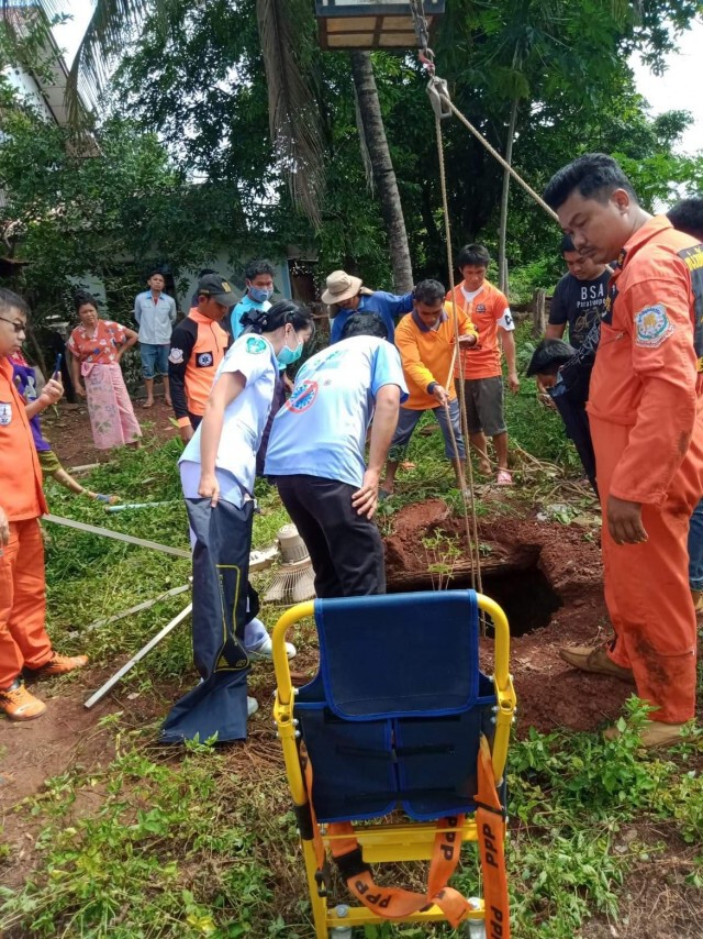 หญิงพลัดตกบ่อน้ำเก่าลึกกว่า 6 เมตร หลังฝนตกทำพื้นลื่น