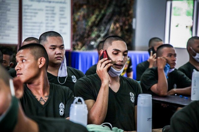 พลทหารน้ำตาแตกหลังโทรหาครอบครัวที่ห่างมา 1 สัปดาห์