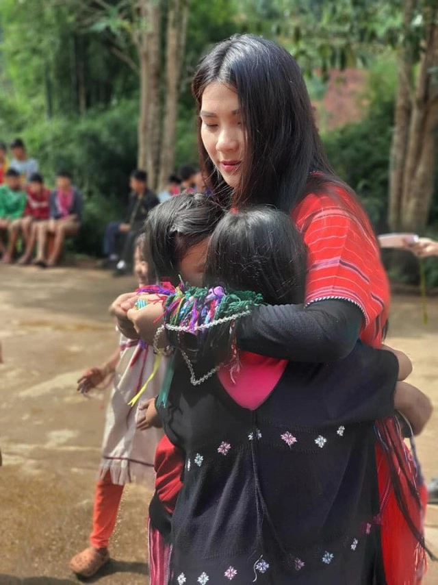 ครูสาวชายขอบ ย้ายไปสอนโรงเรียนใหม่นักเรียนทำซึ้ง มันคือน้ำตาความผูกพัน