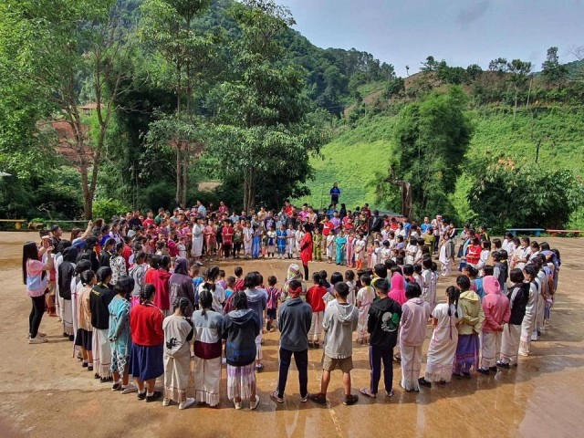 ครูสาวชายขอบ ย้ายไปสอนโรงเรียนใหม่นักเรียนทำซึ้ง มันคือน้ำตาความผูกพัน