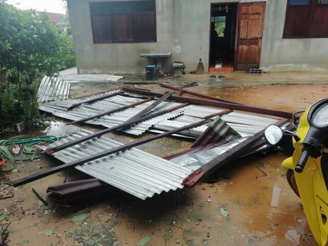 พายุแรงทำบ้านพักชาวบ้านเดือดร้อนไร้ที่อยู่