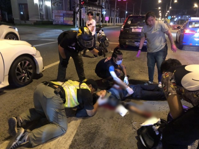 "ต่อ วงทู" ถูกจยย.พุ่งชนท้ายกลางแยกไฟแดง