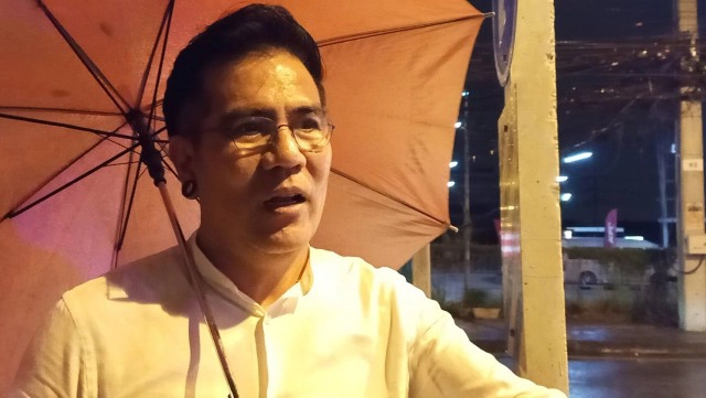 "ต่อ วงทู" ถูกจยย.พุ่งชนท้ายกลางแยกไฟแดง