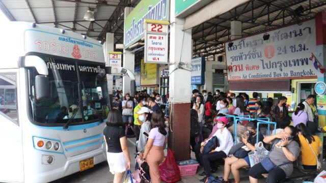 ขนส่งแน่นเจ้าหน้าที่ประกาศเตือนเว้นระยะห่างระวังโควิด 19