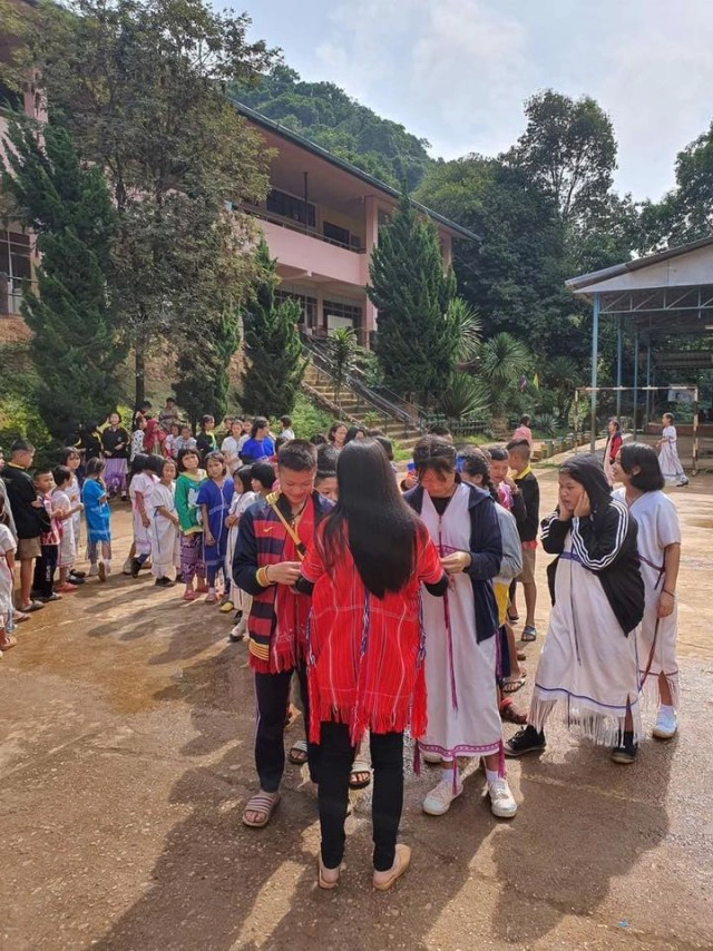 ครูสาวชายขอบ ย้ายไปสอนโรงเรียนใหม่นักเรียนทำซึ้ง มันคือน้ำตาความผูกพัน
