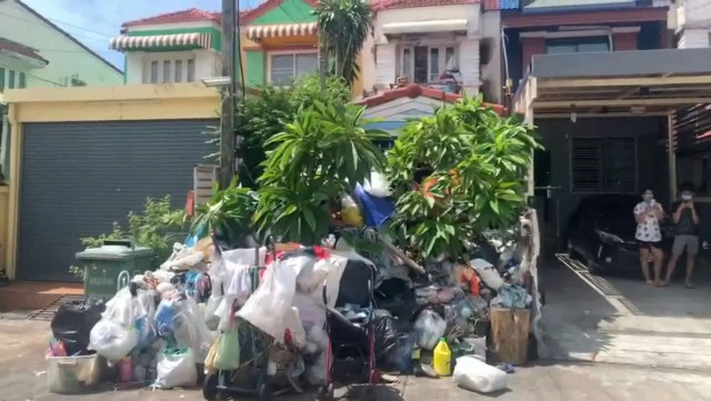 เพื่อนบ้านเก็บขยะกองเป็นภูเขา ชาวบ้านเดือดร้อน