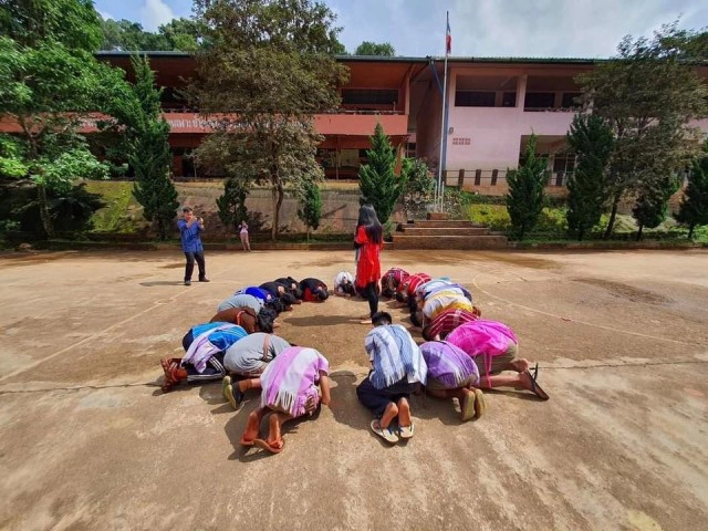 ครูสาวชายขอบ ย้ายไปสอนโรงเรียนใหม่นักเรียนทำซึ้ง มันคือน้ำตาความผูกพัน